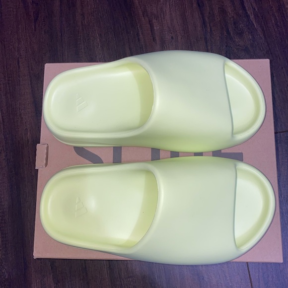 Yeezy Slides - Picture 5 of 5